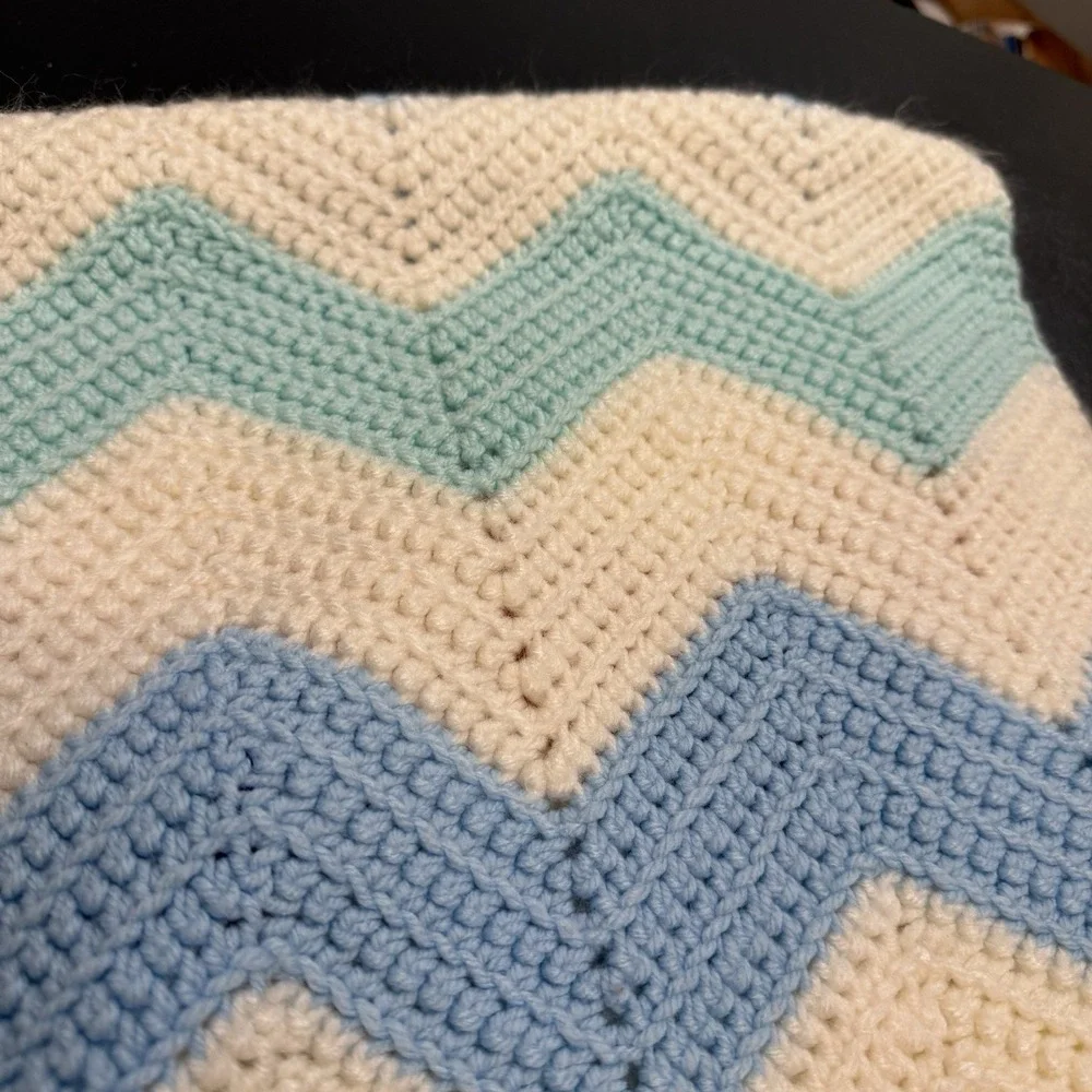 Vtg Baby Afghan Blanket in pink, white, yellow, blue - handmade Zig-zag‎